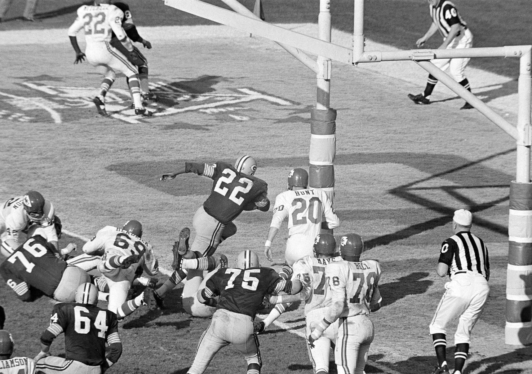 1967: Green Bay Packers open Super Bowl series by defeating Kansas City Chiefs